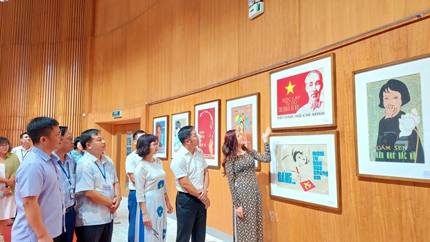Quang Ninh: Des peintures de propagande presentees au public hinh anh 2