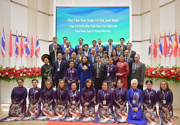 La vice-presidente Vo Thi Anh Xuan rencontre des Vietnamiens en Thailande hinh anh 1