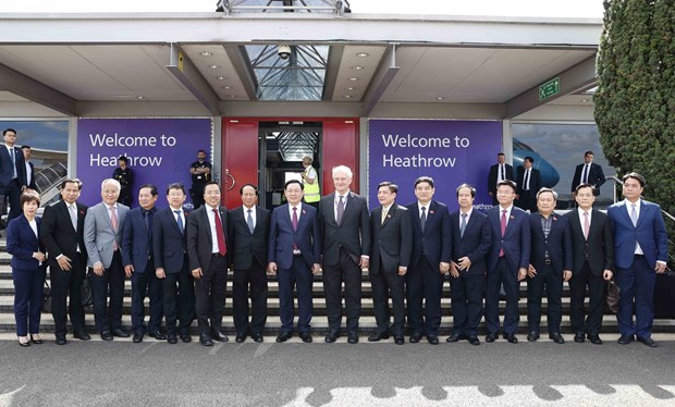 Le president de l'AN Vuong Dinh Hue arrive a Londres pour sa visite officielle au Royaume-Uni hinh anh 2