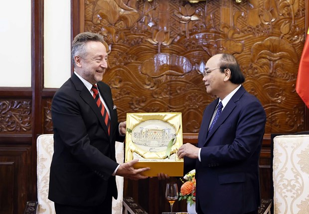 Le president Nguyen Xuan Phuc recoit les ambassadeurs d'Oman et de la Republique tcheque hinh anh 2