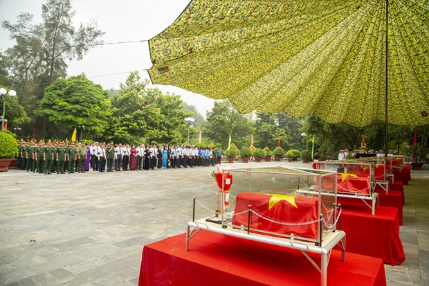 Inhumation de restes de martyrs vietnamiens a Tay Ninh et a Dong Thap hinh anh 1