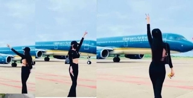 Une femme posant pour une video TikTok sur le tarmac de l'aeroport interdite de vol hinh anh 1