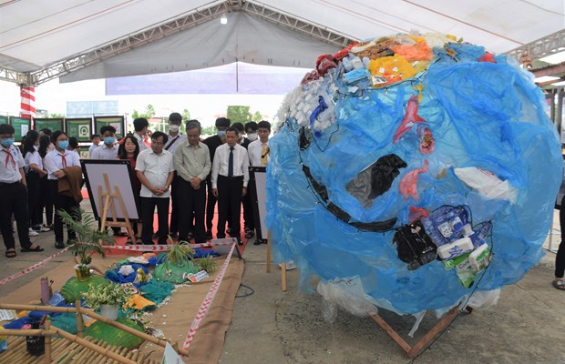 Ouverture d'une exposition sur les dechets plastiques a Tuy Hoa (Phu Yen) hinh anh 1