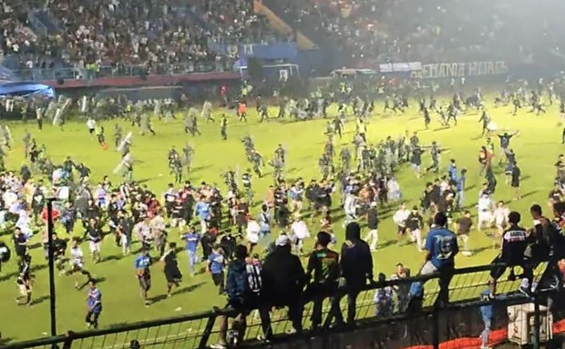 Tragedie dans un stade en Indonesie: Condoleances de la Federation de football du Vietnam hinh anh 1