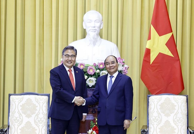 Le president Nguyen Xuan Phuc recoit le ministre sud-coreen des Affaires etrangeres hinh anh 2