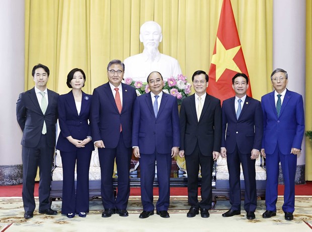 Le president Nguyen Xuan Phuc recoit le ministre sud-coreen des Affaires etrangeres hinh anh 3
