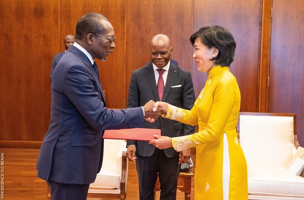 L'ambassadrice du Vietnam en Benin presente les lettres de creance au president beninois hinh anh 1