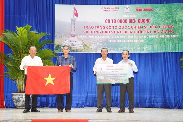 Remise de 10.000 drapeaux nationaux a An Giang hinh anh 1