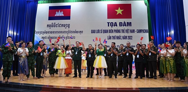 Echange d'amitie entre des jeunes gardes-frontieres vietnamiens et cambodgiens hinh anh 2