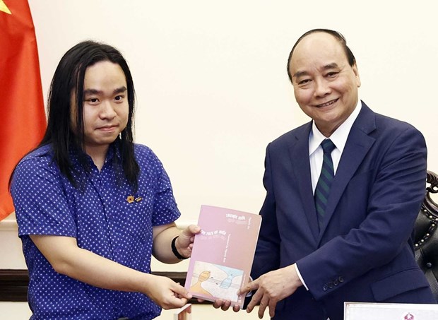 Le president Nguyen Xuan Phuc rencontre un jeune talent litteraire hinh anh 1