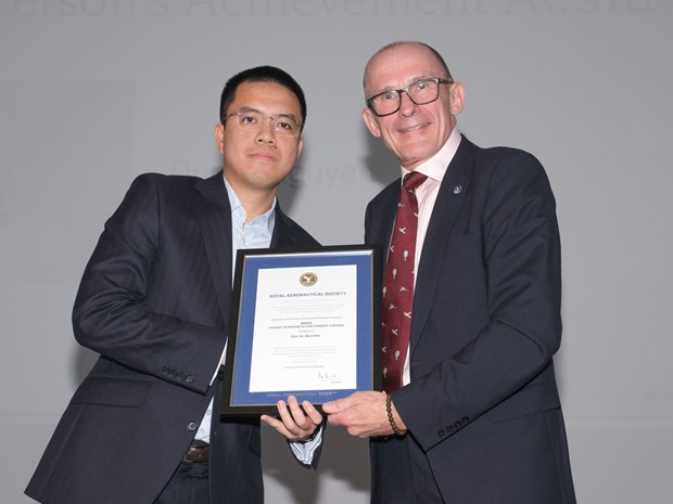 Premier jeune scientifique vietnamien honore par la Royal Aeronautical Society (Royaume-Uni) hinh anh 2