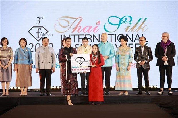L'ao dai vietnamien honore lors de la Semaine internationale de la mode de la soie thailandaise hinh anh 1