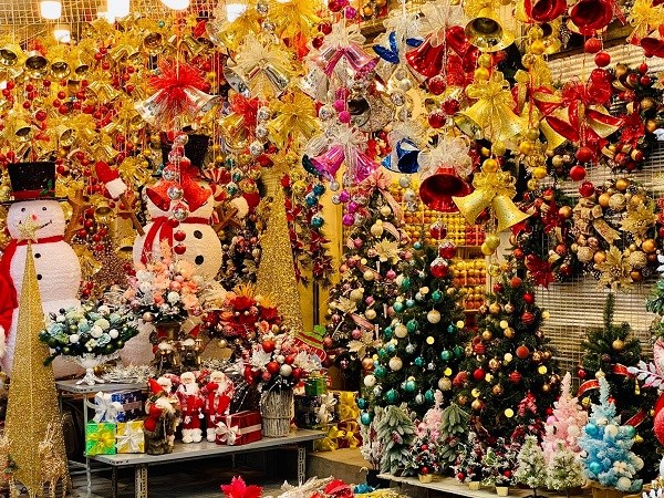 Le marche des decors et cadeaux de Noel s'anime a Hanoi hinh anh 1