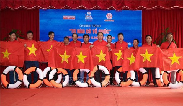 Dons speciaux en drapeaux nationaux aux habitants et soldats a Ninh Thuan hinh anh 1
