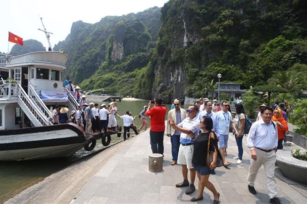 Une delegation de l’OANA visite la baie d’Ha Long hinh anh 1