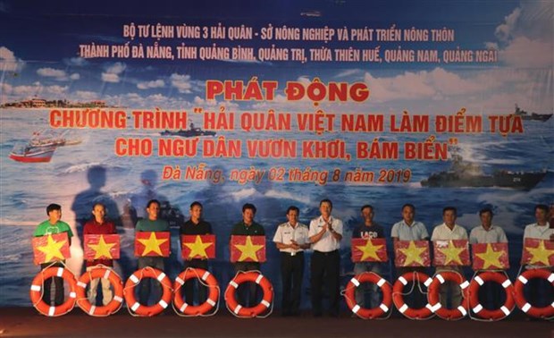 Da Nang : Lancement du programme « La Marine vietnamienne accompagne les pecheurs au large » hinh anh 1