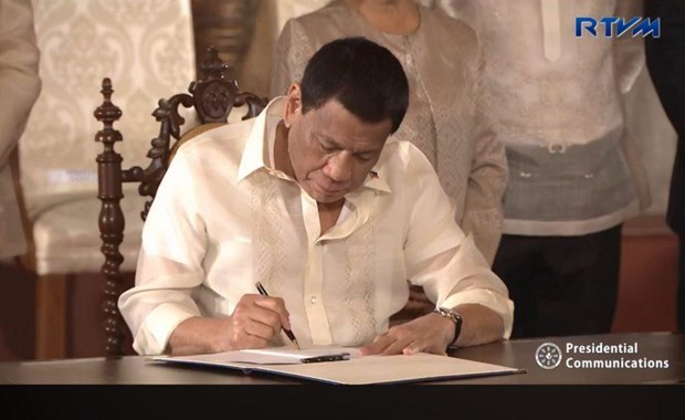 Le president Rodrigo Duterte signe une loi creant l'Agence spatiale philippine hinh anh 1