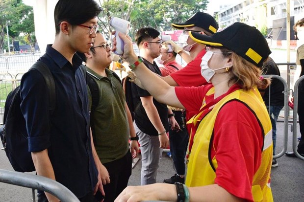 nCoV: Singapour leve son niveau d'alerte, le gouvernement thailandais vend des masques de protection hinh anh 1