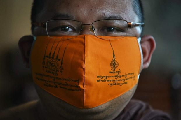 COVID-19 : des masques en plastique recycle fabriques par des moines thailandais hinh anh 1
