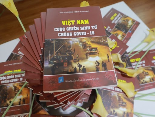 Publication du premier livre sur la lutte contre le COVID-19 au Vietnam hinh anh 1
