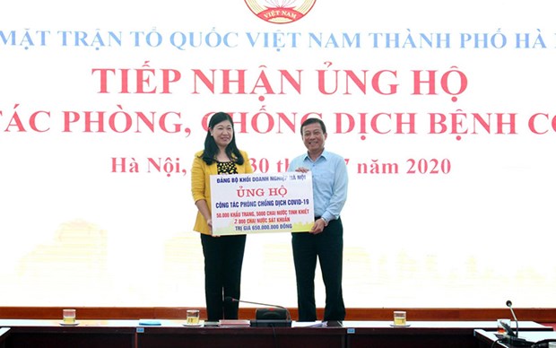 Hanoi recoit des dons pour lutter contre le COVID-19 hinh anh 1