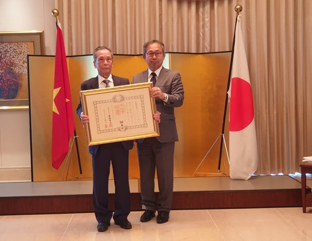 Un professeur vietnamien recoit l'Ordre du Soleil Levant du Japon hinh anh 1