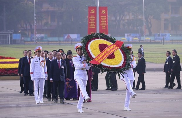 13e Congres du Parti : les dirigeants rendent hommage au President Ho Chi Minh hinh anh 1