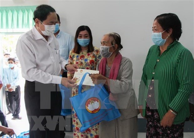 Le president du FPV rend visite a Hau Giang a l’occasion du Tet hinh anh 1