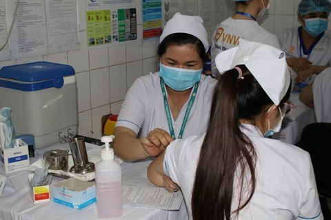 COVID-19: Les premiers agents hospitaliers de Ho Chi Minh Ville ont ete vaccines hinh anh 2