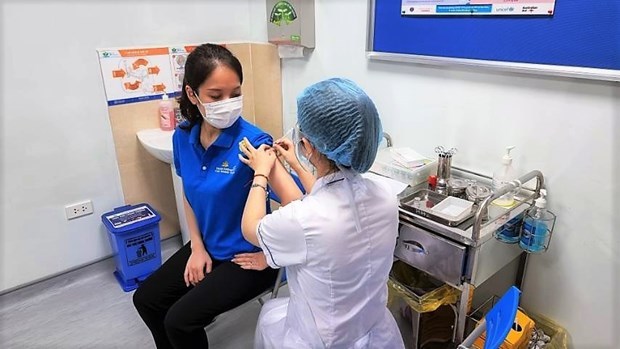 COVID-19 : Les pilotes et agents de bord de Vietnam Airlines sont vaccines en mai hinh anh 1