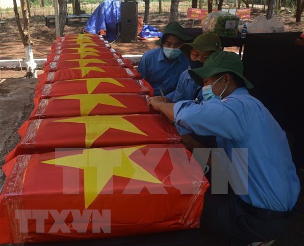 Inhumation des restes de 12 soldats vietnamiens a Gia Lai hinh anh 1