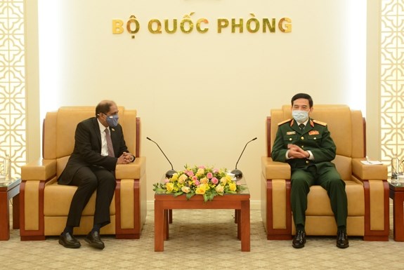Defense : le Vietnam renforce la cooperation avec Singapour et les Philippines hinh anh 1