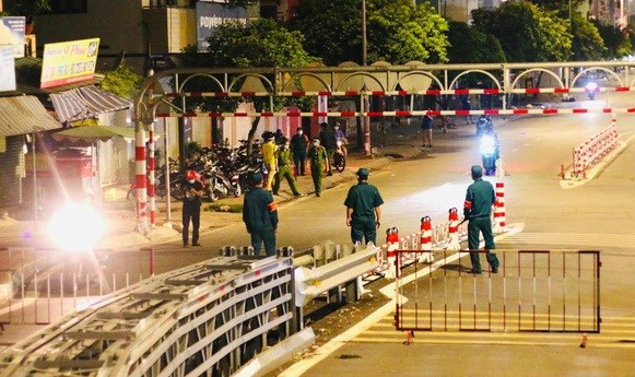 COVID-19 : Ho Chi Minh-Ville appliquera un couvre-feu a partir de 18h00 du 26 juillet hinh anh 1