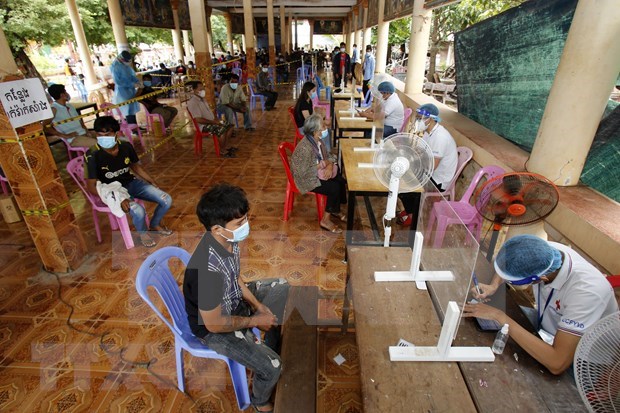 Le Cambodge commence la vaccination contre le COVID-19 pour les adolescents hinh anh 1