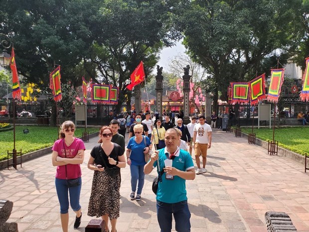 Le tourisme de Hanoi s'efforce de surmonter les difficultes pour mener a bien la « double tache » hinh anh 3
