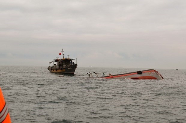 Thua Thien-Hue : Sauvetage de 12 personnes apres le naufrage d’un bateau de peche hinh anh 1