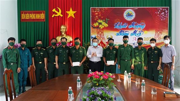 Tet : le president de l’AN offre des cadeaux a des gardes-frontieres a Tay Ninh hinh anh 1