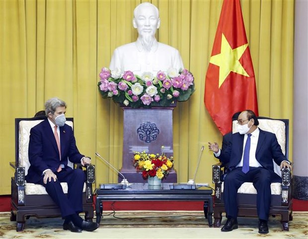 Le president Nguyen Xuan Phuc recoit l'envoye special du president americain pour le climat hinh anh 1