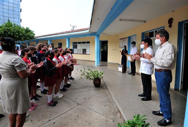 Le Vietnam offre de cadeaux a des ecoles cubaines hinh anh 1