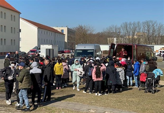 L'ambassade du Vietnam en Allemagne aux cotes des Vietnamiens evacues d'Ukraine hinh anh 1