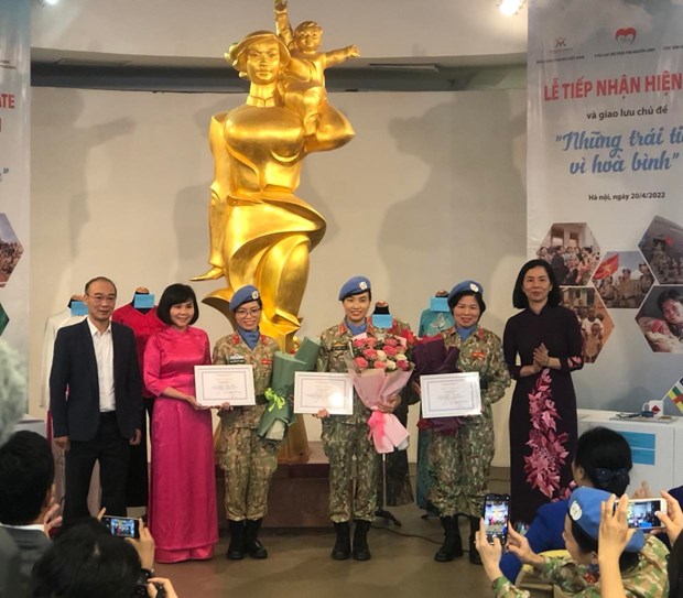 Le Musee des femmes du Vietnam recoit des objets offerts par des femmes officiers des Berets verts hinh anh 3