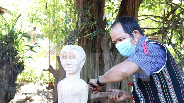 Les statues folkloriques en bois, artisanat original des ethnies Bahnar et Jrai hinh anh 1