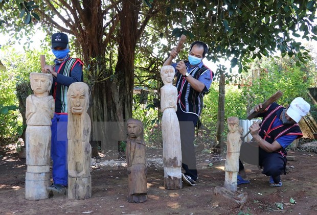 Les statues folkloriques en bois, artisanat original des ethnies Bahnar et Jrai hinh anh 2