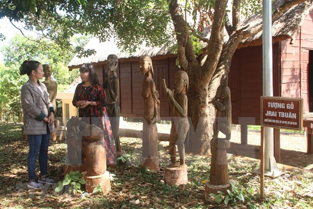 Les statues folkloriques en bois, artisanat original des ethnies Bahnar et Jrai hinh anh 4