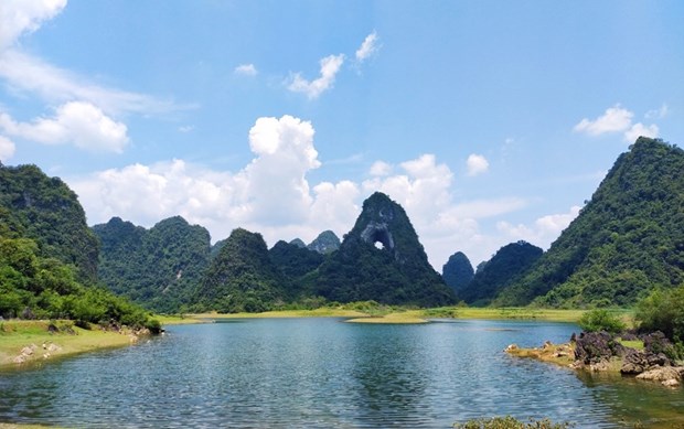 Decouvrir la beaute pittoresque des lacs de la province de Cao Bang hinh anh 3