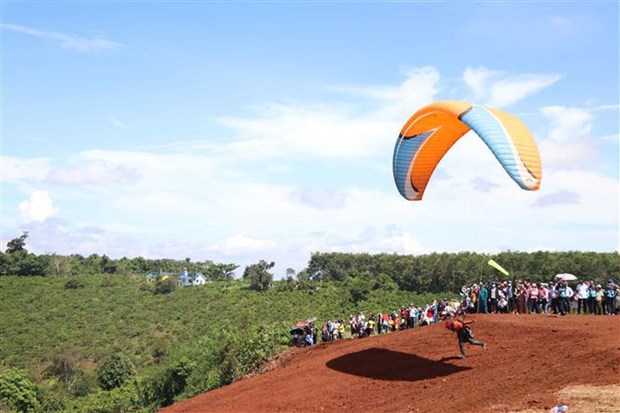 Le tournoi de parapente a Dak Nong attire des milliers de spectateurs hinh anh 2