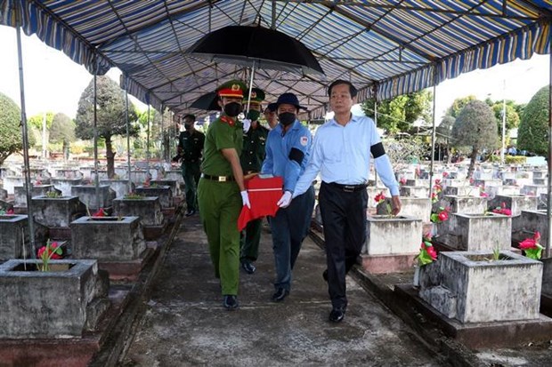 Inhumation des restes de 88 soldats volontaires et experts vietnamiens tombes au Cambodge hinh anh 2