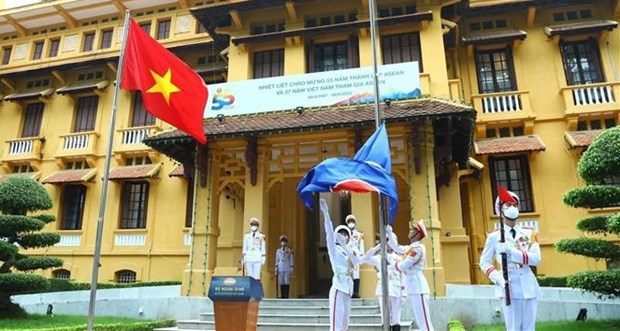 Ceremonie de levee du drapeau marquant le 55e anniversaire de l'ASEAN hinh anh 1