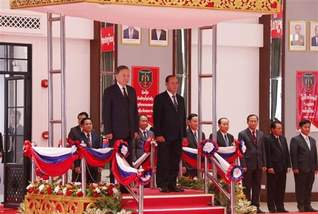 Le ministre de la Securite publique rend des visites de courtoisie a des dirigeants lao hinh anh 1