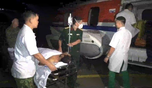 Sauvetage par helicoptere d’un pecheur en detresse au large de Truong Sa (Spratleys) hinh anh 1